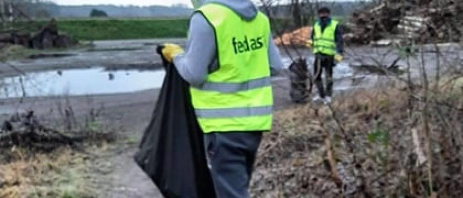 Ramassage des déchets autour du centre