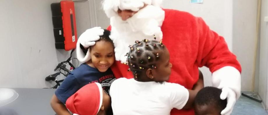 enfants heureux avec Père Noël