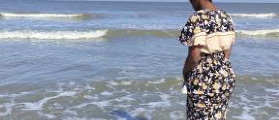 Jongere aan zee
