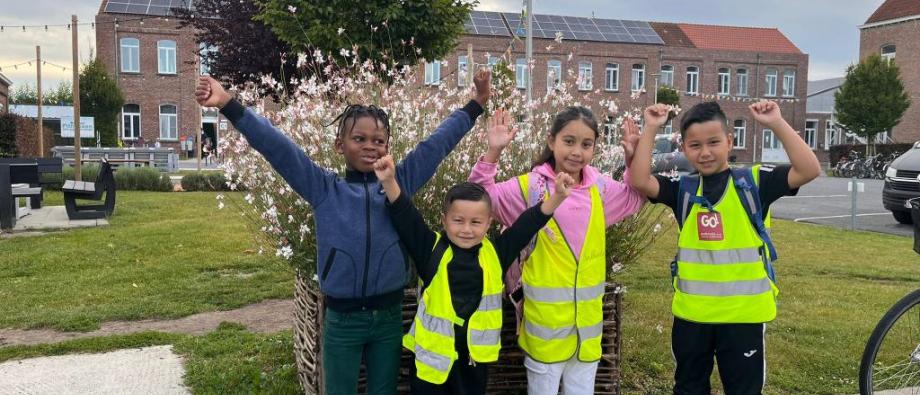 Kinderen staan klaar om naar school te gaan.