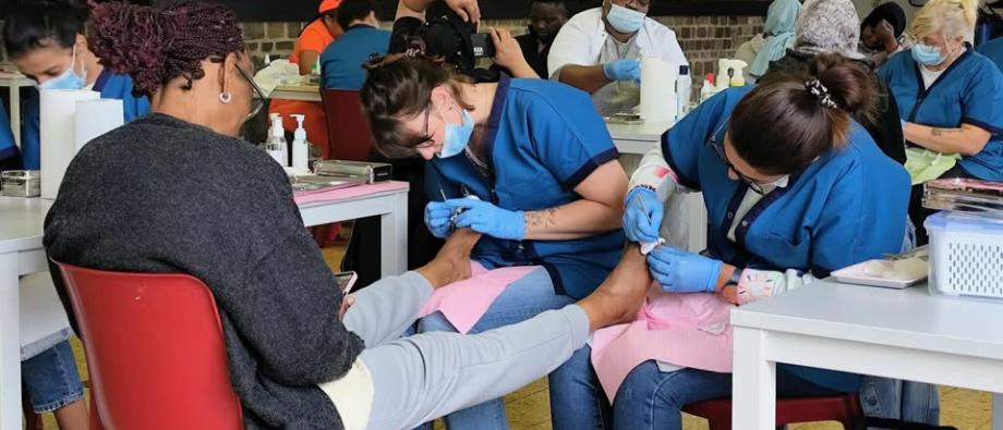 Les élèves pédicures de Podialux mettent leurs connaissances au service du bien-être des résidents.