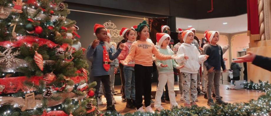 Kinderen op het podium in het Plopsahotel.