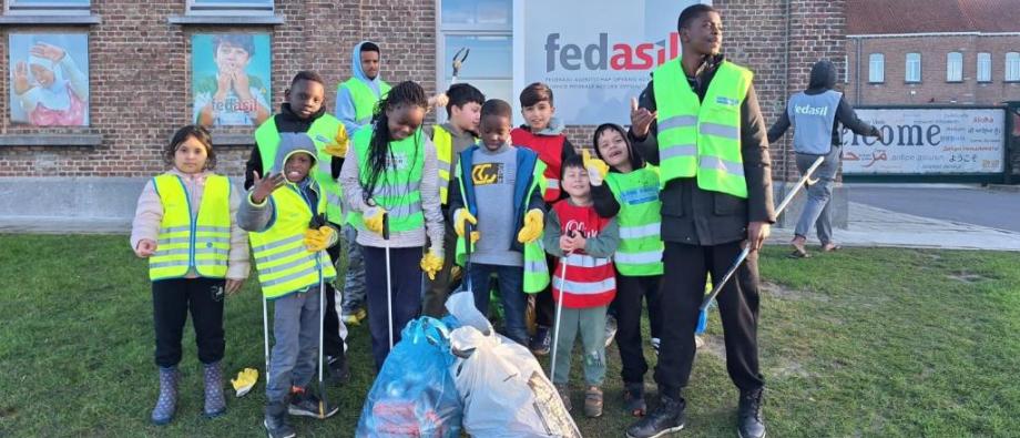 Zwerfvuil rapen door Fedasil Poelkapelle