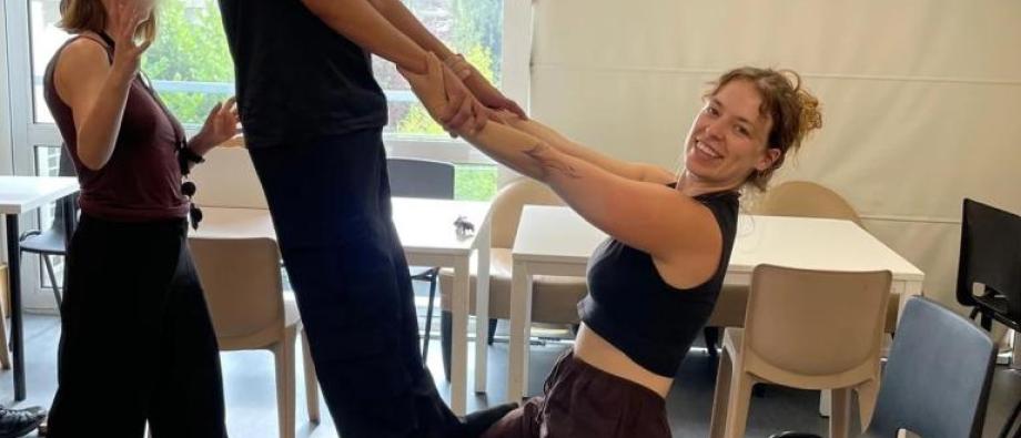 Ellen van Toerako tijdens een speelse oefening