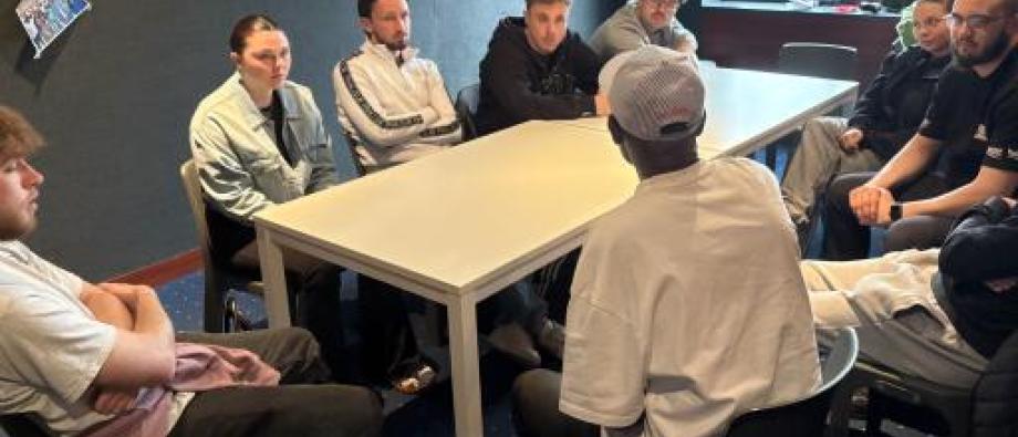 Table de conversation entre les étudiants et un de nos résidents