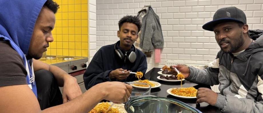 Samen smullen van de spaghetti.