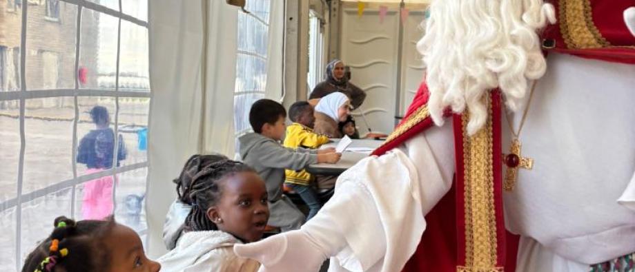 Sinterklaas geeft een hand aan een blij kindje!