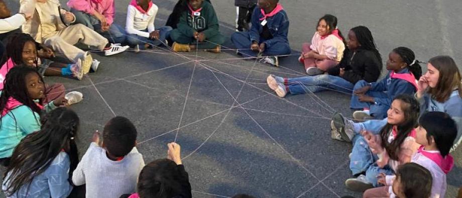 Kinderen spelen samen een spel