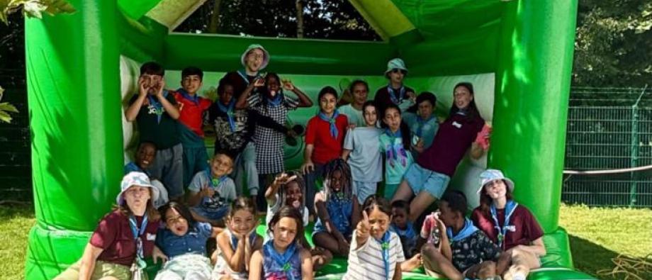 Groepsfoto van de kinderen en moni's van Kazou