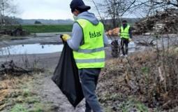 Ramassage des déchets autour du centre