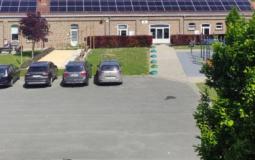 Zonnepanelen op de daken van Fedasil Poelkapelle