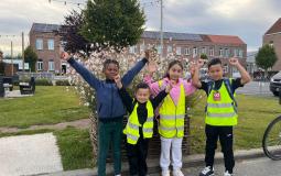 Kinderen staan klaar om naar school te gaan.