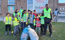 Zwerfvuil rapen door Fedasil Poelkapelle