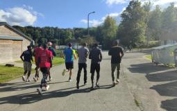 Collaborateur et résidents entrain de courir 