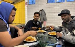 Samen smullen van de spaghetti.