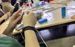 Dame entrain de tricoter