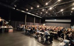 De zaal zit helemaal vol! De quiz gaat van start!