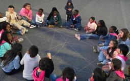 Kinderen spelen samen een spel