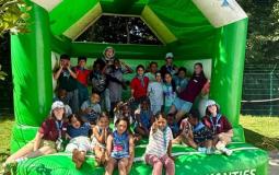 Groepsfoto van de kinderen en moni's van Kazou