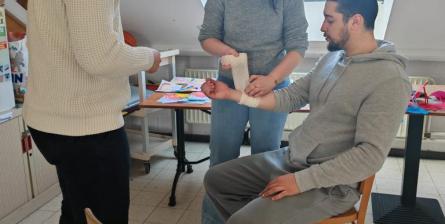 Les employés de Fedasil ont fait autant de théorie que de pratique. Ici, "comment faire un bandage"..